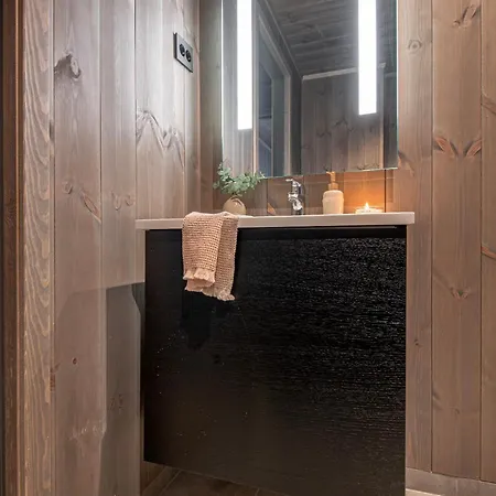 Premium Penthouse Near Strandafjellet & Geiranger - Panoramic Mountain Views & Sauna Apartment